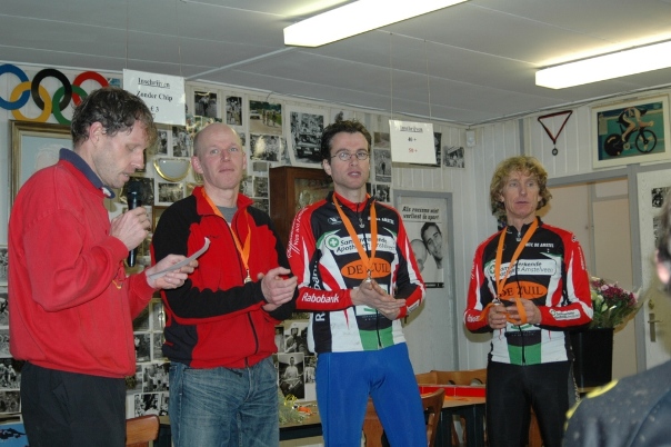 Vlnr: ceremoniemeester/trainer Willard Gerritsen en de nummers 1, 2 en 3 bij de senioren: Marcel Witte, Jan van Herwijnen en Jeroen van Hoeijen